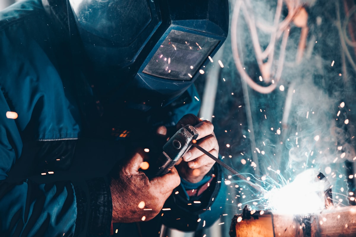 Illustration (KI-generiert): Werkstatt und technischer Service – Symbolbild